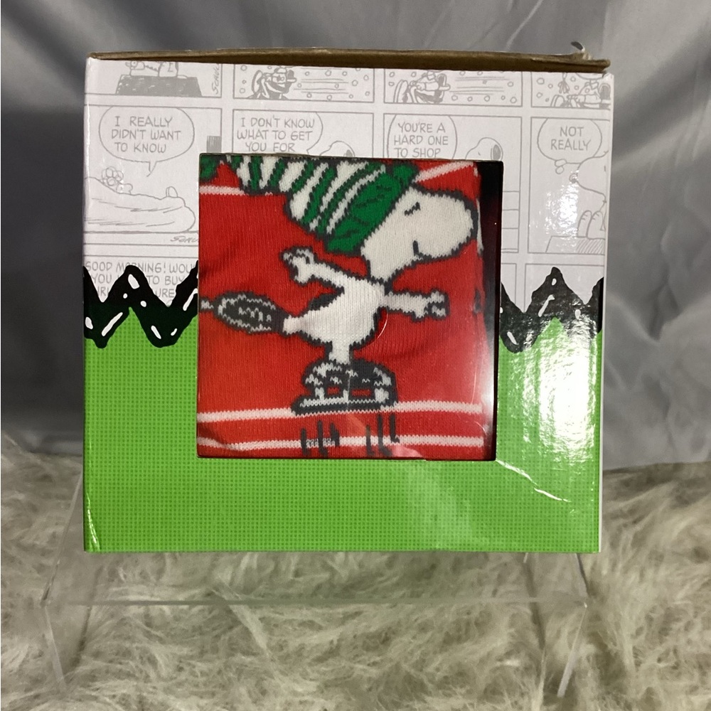 Bioworld Peanuts Snoopy 14oz Sculpted Mug & 8 Pair Crew Socks Christmas Gift Set - Picture 9 of 13
